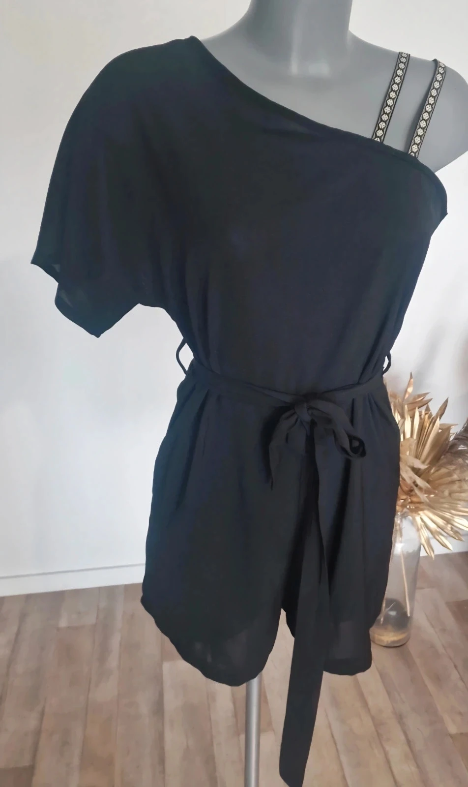 Combishort noir Greffit T36/S – Épaule dénudée – Très bon état
Catégorie :